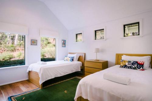 une chambre avec deux lits et une fenêtre dans l'établissement Idyll Estate - Bushland Gem with Spa & Tennis Court, à Yallingup Siding