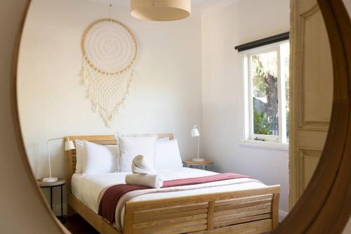 un dormitorio con una cama y una ventana en Higgins Hideaway - Central Cottage with Garden Oasis, en Margaret River Town
