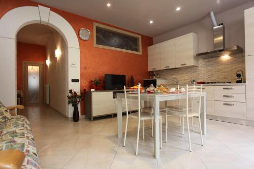 uma cozinha com mesa e cadeiras num quarto em Il giardino della Contessa em Isernia