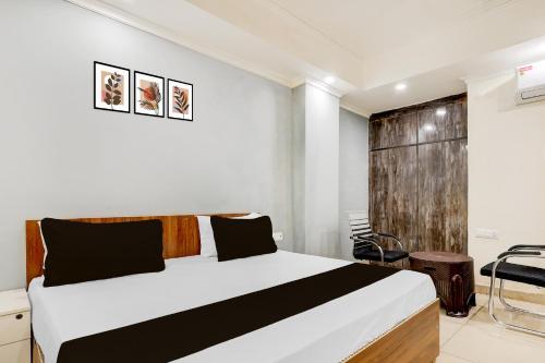 a bedroom with a large bed in a room at HOTEL O BLUE DIAMOND STAY in Noida