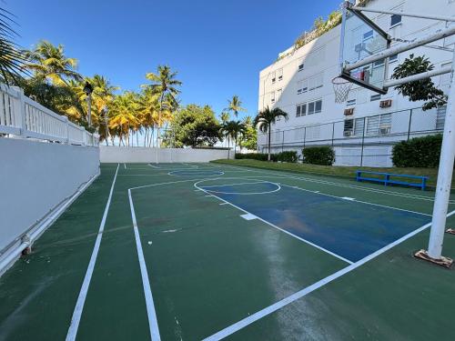 Εγκαταστάσεις για τένις ή/και σκουός στο Beachfront Tropical Tantra Apartment ή εκεί κοντά