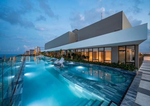 une grande piscine devant un immeuble dans l'établissement The Sóng Căn Hộ 5 star Du Lịch Cạnh Biển - An's Homestay, à Vung Tau