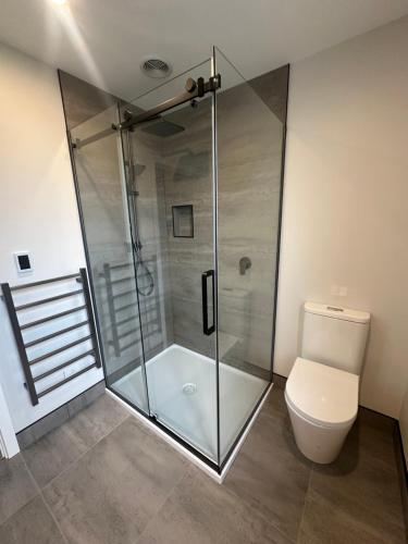 un bagno con doccia e WC di Kilda Cottage - Close to beach a Dunedin