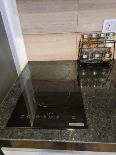 a black stove top oven sitting on top of a counter at BEACH HOUSE Mar Adentro, lugar paradisiaco in Santa Cruz de la Sierra