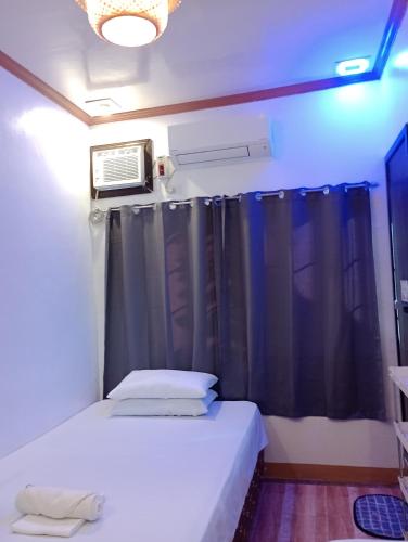 a small room with two beds and a window at Zia Homestay in Burgos