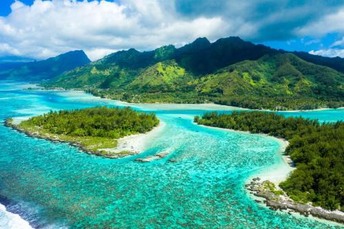 an island in the ocean with turquoise water at Noa Noa Lodge in Motu Tiahura