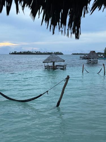 a rope in the water with two umbrellas in the ocean at San Blas Cayos Holandeses, Anaimar 