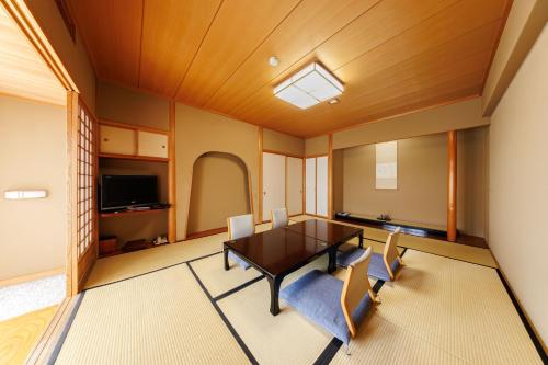 ein Esszimmer mit Tisch und Stühlen in der Unterkunft Yorozuya in Yamanouchi