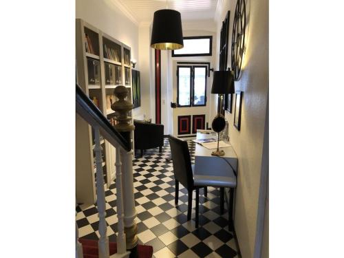 einen Flur mit einem Schreibtisch und einem Tisch in einem Zimmer in der Unterkunft Comfort Apartment House Regini in Norderney