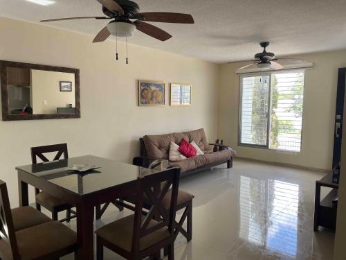 a living room with a ceiling fan and a couch at Tu lugar en Merida in Mérida