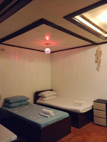 a room with two beds and a ceiling at Zia Homestay in Burgos