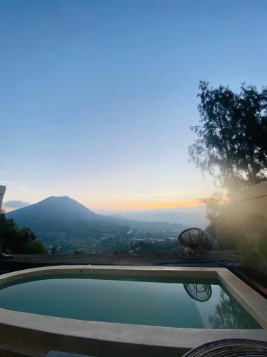 クブペンロカンにあるRumah pinggan private poolの山の景色を望むプール