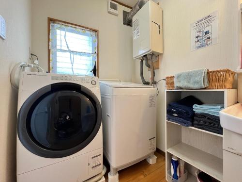 a laundry room with a washing machine and a dryer at 日田ホステル　Hita Hostel in Hita