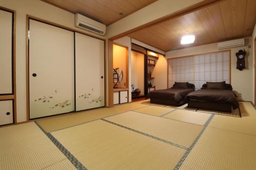 a bedroom with two beds in a room at 日田ホステル　Hita Hostel in Hita
