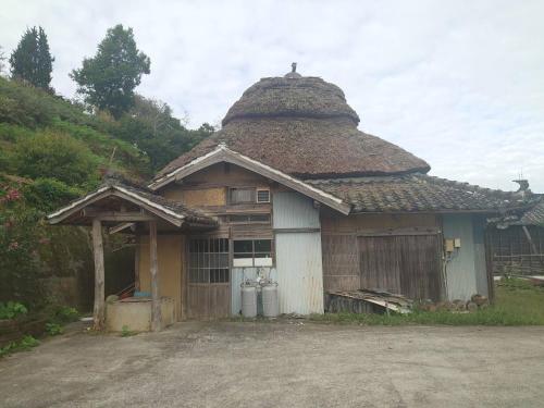 an old house with a thatched roof at Kekanosato Kojyo - Vacation STAY 33013v in Sadamitsu
