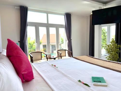 Una cama o camas en una habitación de Fami Retreat Villa Hoi An
