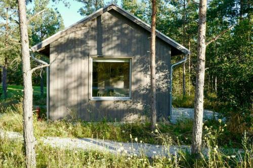 a small shed with a window in the middle at Cosy Guest House At Ekstakusten in Fröjel
