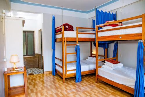 a room with two bunk beds and a table at Phong Nha Cherish Homestay in Bố Trạch