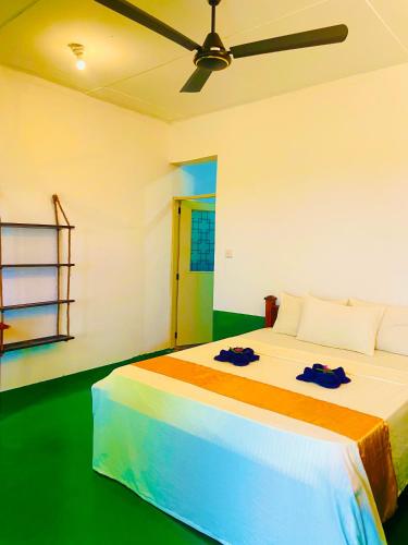 阿鲁甘湾Marina Village的卧室里有一张床，床上放着两条毛巾。