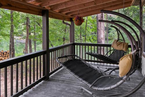 Fotografie z fotogalerie ubytování Cozy Cove Escape - Lakeside Retreat cabin v destinaci Sampson