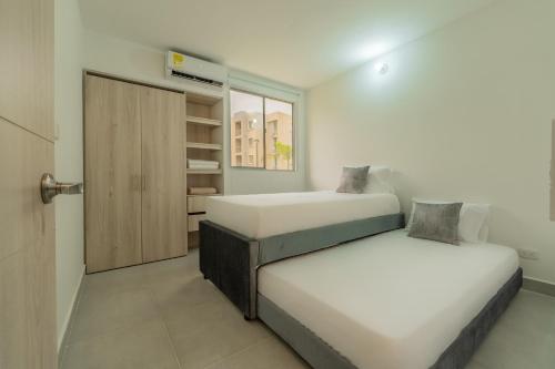 Postel nebo postele na pokoji v ubytování Family Retreat Apartment-Cartagena, Serena del Mar