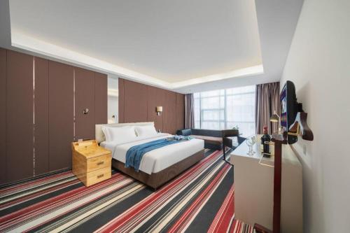 Postel nebo postele na pokoji v ubytování Urumqi Bayinhe Hotel