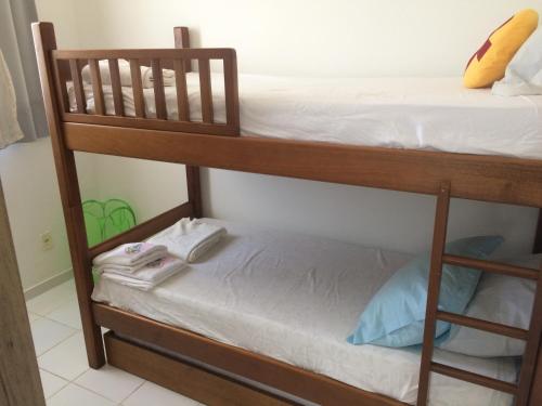 a pair of bunk beds in a room at Apartamento Guarapari com aconchego in Guarapari