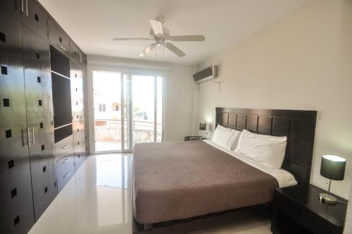 Bilik di Phenomenal Location Near Beach & 5th with Stunning Roof Pool