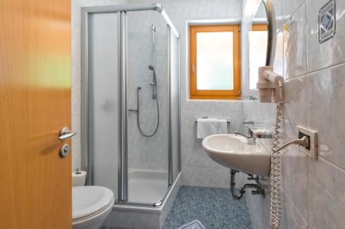 a bathroom with a shower and a sink at Hotel Elisabeth in Chienes