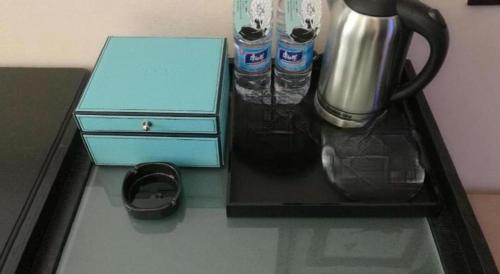 a counter top with a coffee maker and a cup at Xana Hotelle·Tianshui Shangyi Plaza in Tianshui