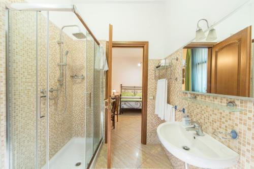 bagno con lavandino e doccia di B&B Casa Cavour a San Benedetto del Tronto