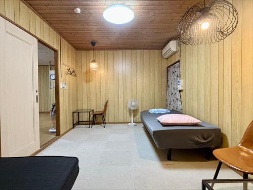 Habitación hospitalaria con cama y mesa en coco house, en Ishigaki Island