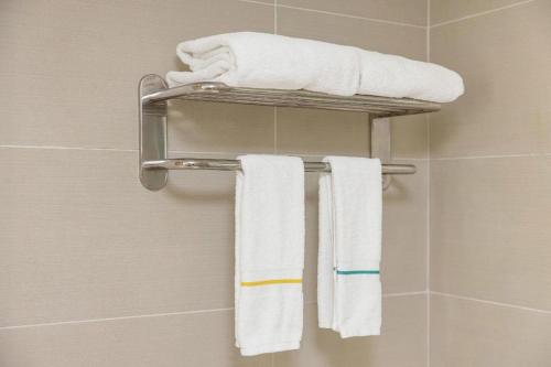 a towel rack with towels on it in a bathroom at City Comfort Inn Guilin Xiangbi Mountain Park in Guilin