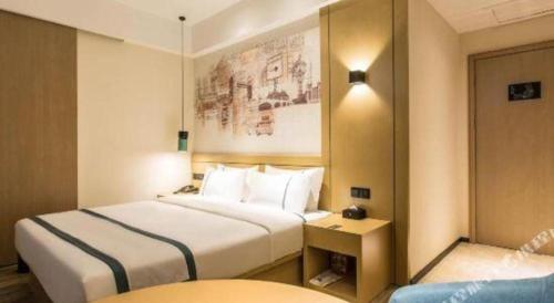 a hotel room with a large bed in a room at City Comfort Inn Liuzhou Liucheng in Liuzhou