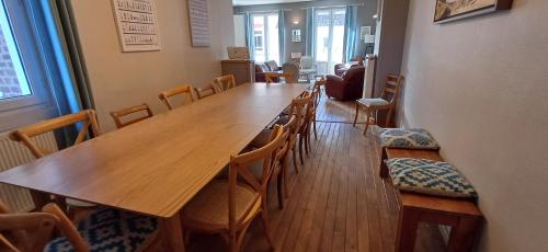 Habitación con una gran mesa de madera y sillas. en Maison Albion, plein centre, espace et confort, en Le Touquet-Paris-Plage