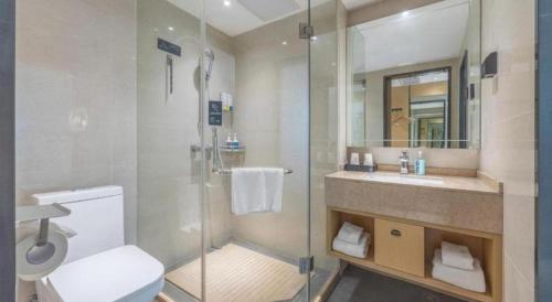 une salle de bain avec une douche, des toilettes et un lavabo dans l'établissement City Comfort Inn Yongzhou Xiaoxiang Bridge Xinhua Bookstore, à Guzhuting