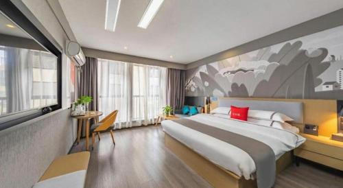 - une grande chambre avec un grand lit dans l'établissement Thank Inn Hotel Yunnan Kunming Wuhua Puhuiyuan, à Kunming