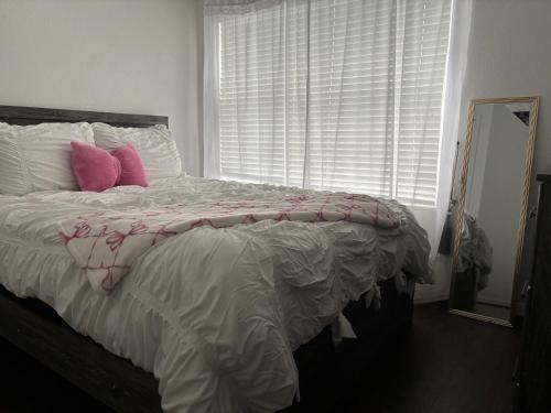 Katil atau katil-katil dalam bilik di Rivercrest Retreat - Entire Townhome