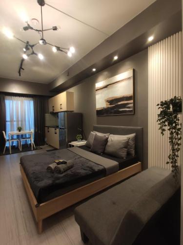 une chambre avec un grand lit et une cuisine dans l'établissement Annas Place Tagaytay, à Kaybagal