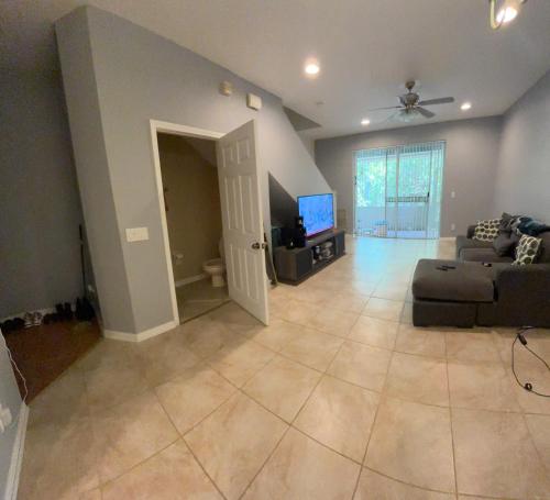 Ruang duduk di Rivercrest Retreat - Entire Townhome
