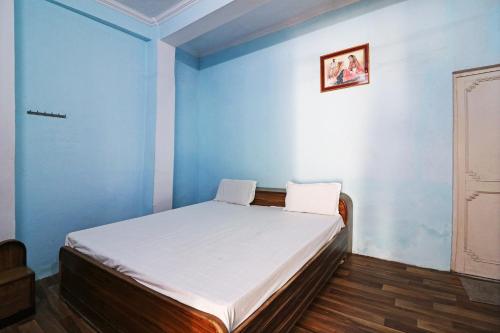 Postel nebo postele na pokoji v ubytování Hotel O Jyoti Palace
