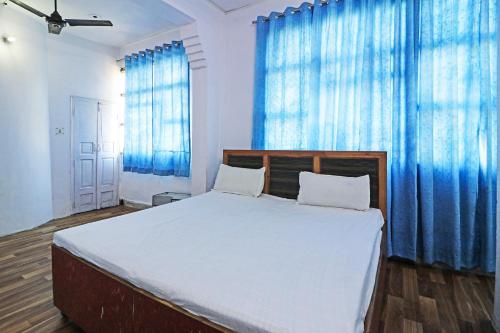 Postel nebo postele na pokoji v ubytování Hotel O Jyoti Palace