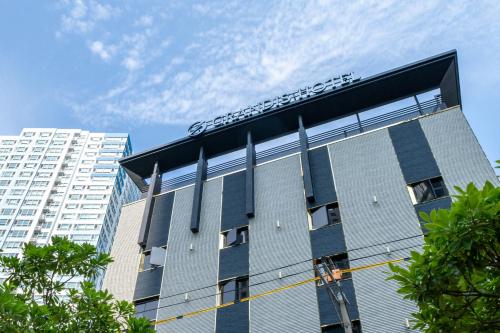 a building with a sign on the side of it at 그랜디스 호텔 문현 in Busan
