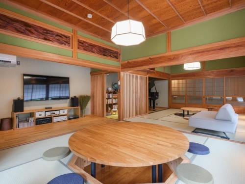a living room with a table and a couch at Enza - Vacation STAY 69573v in Katori