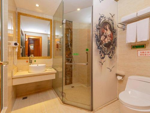 a bathroom with a shower and a toilet and a sink at Vienna Hotel Hubei Enshi Railway Station in Enshi