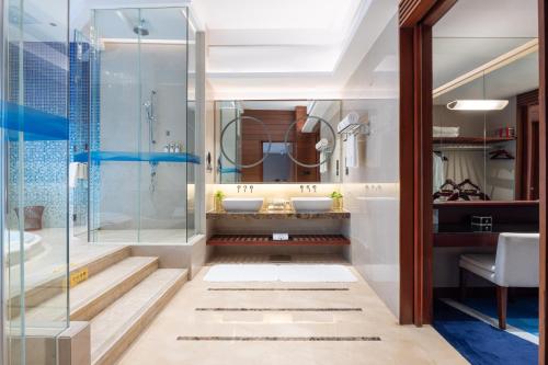 a bathroom with two sinks and a shower at Ocean Hotel Guangzhou in Guangzhou