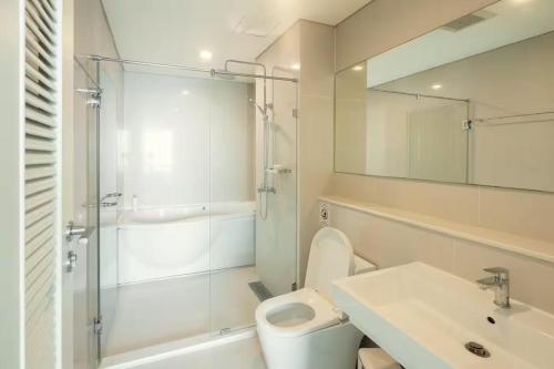 ein Badezimmer mit Dusche, Toilette und Waschbecken in der Unterkunft Luxury Condo with Swimming Pool, Fast Wifi, 711, Big Room, Jacuzzi in Bangkok