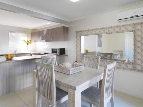 Una cocina o cocineta en Oaks Sunshine Coast Oasis Resort