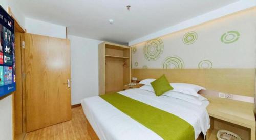 Ένα ή περισσότερα κρεβάτια σε δωμάτιο στο GreenTree Inn High-tech Zone Shandong University Bathing Beach Hotel