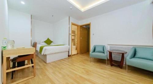 Ένα ή περισσότερα κρεβάτια σε δωμάτιο στο GreenTree Inn High-tech Zone Shandong University Bathing Beach Hotel